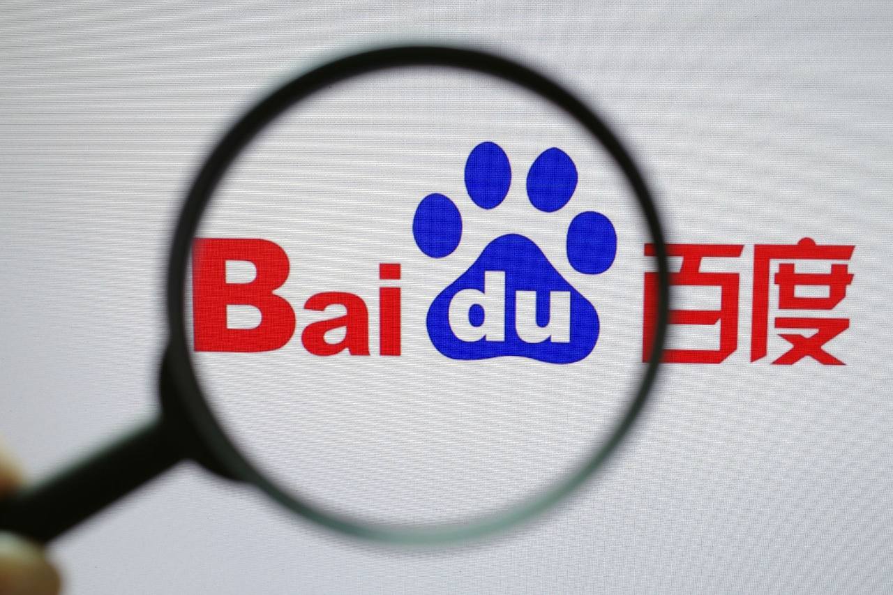 新娘出嫁路过已逝父亲坟前冒雨跪拜